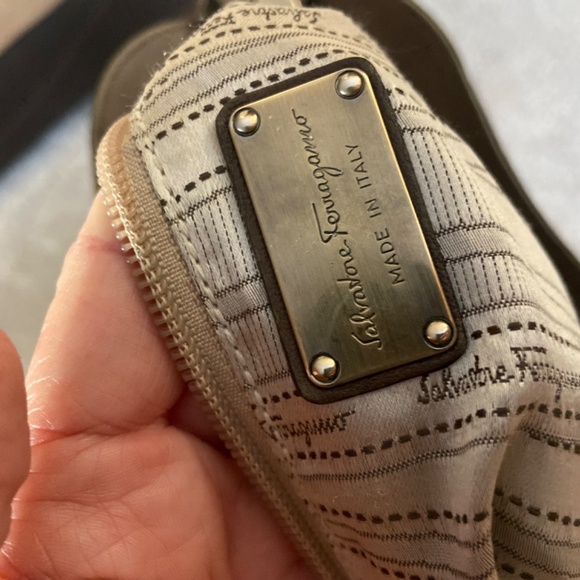 Salvatore Ferragamo olive green leather handbag - Picture 5 of 10